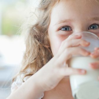 Kind trinkt milch
